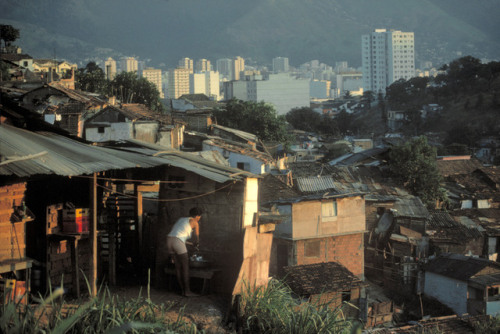 olordelaguayaba: Favela contrasts against adult photos