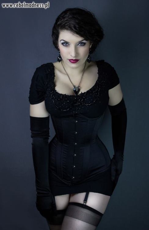 exclusivelyselectedlingerie:  espartilhos:  Rebel Madness corsetsLongline collectionModel: La Esmeralda   <3