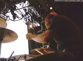 mrrightandmrbubble:  Brody throwing her guitar into the crowd @ Reading