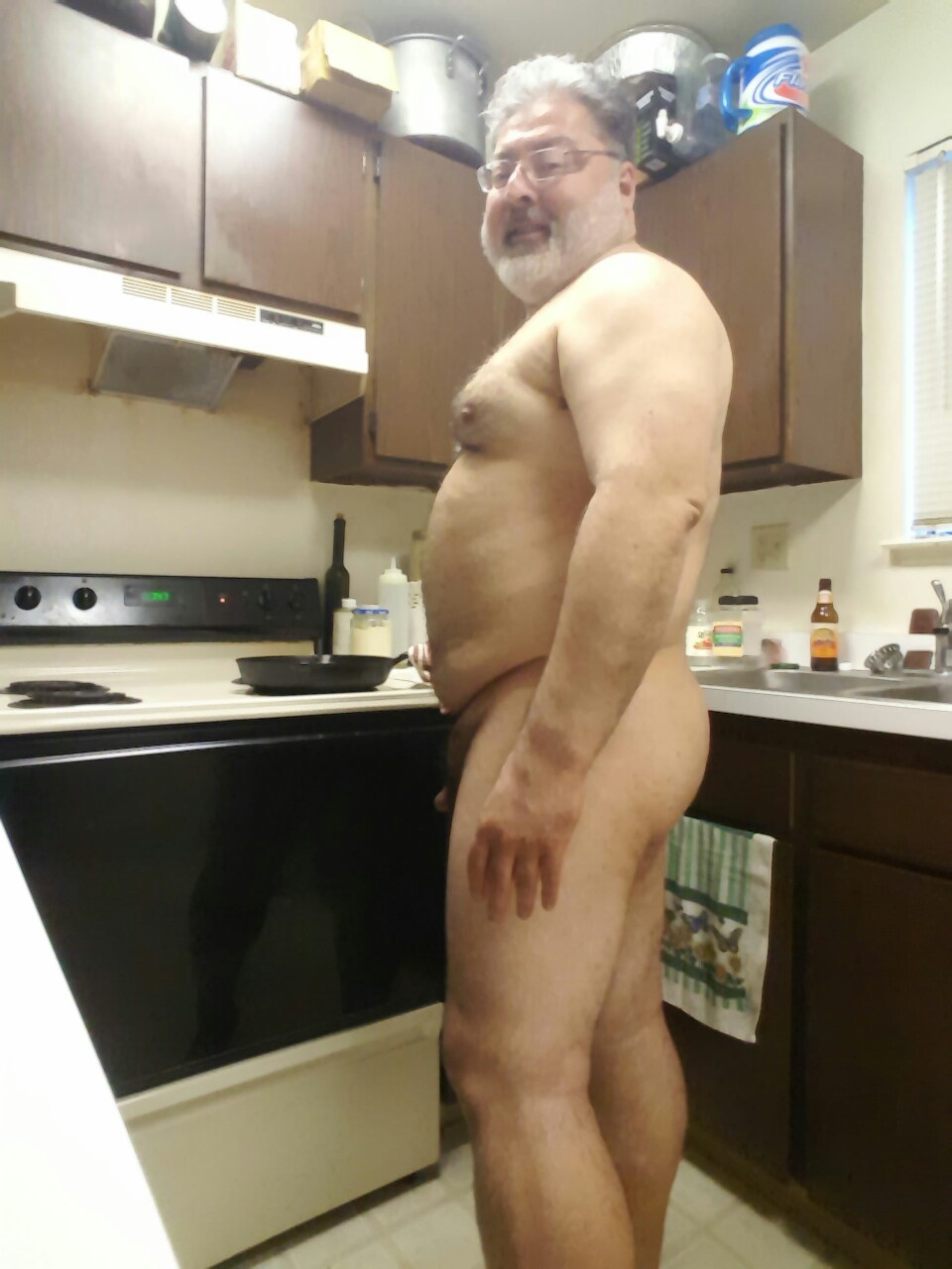 bearosuno21:  nakedinmonterey:Even in the kitchen…being #clothesfree feels better…um…but