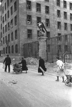  Amazing Black And White Photos Of Berlin In Ruins In 1945. 