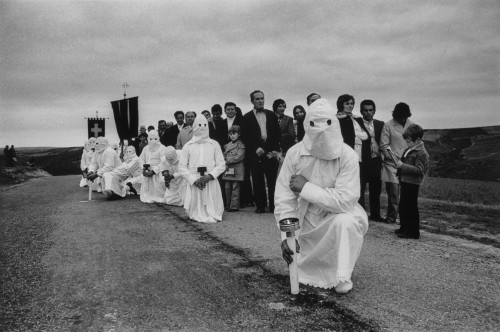 Cristina García Rodero - Confreres de la Croix, Bercianos de Aliste (1975).