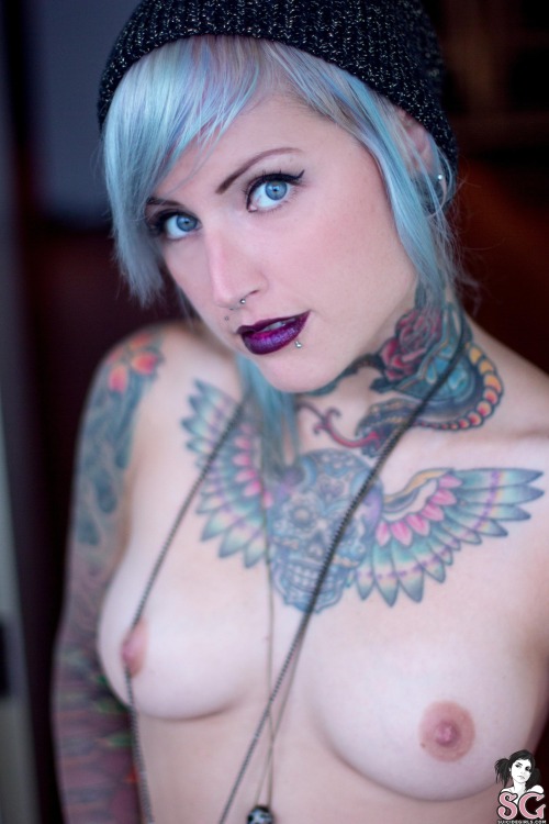 beautifulgirlsmakemesuicidal:  Glitch Suicide   Just something about Glitch, damn!