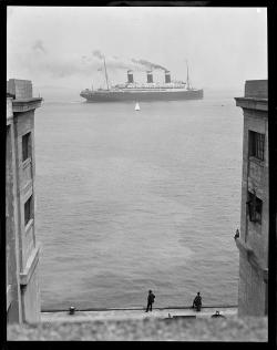 wehadfacesthen:  The S.S. Leviathan sailing out of Boston, 1927 Courtesy of the Leslie Jones Collection, Boston Public Library 