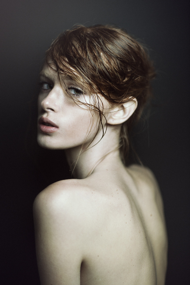 blackshivers:  guardami…! ph. Emily Soto