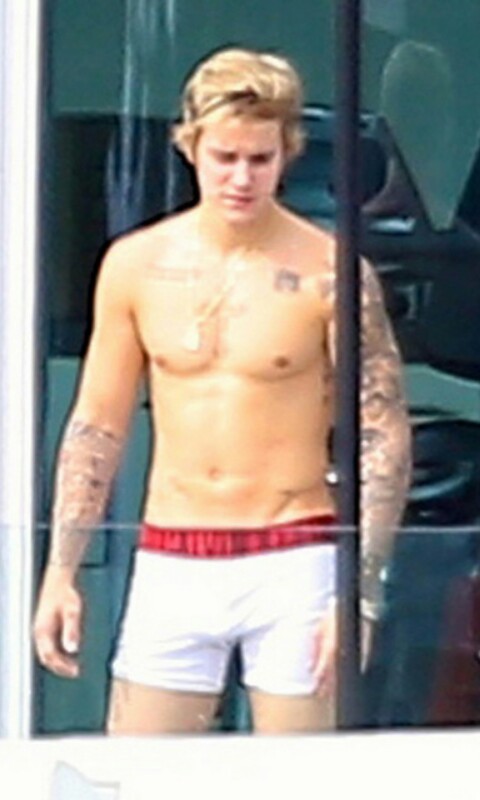 male-and-others-drugs:  Sessão Cuecas: Justin Bieber