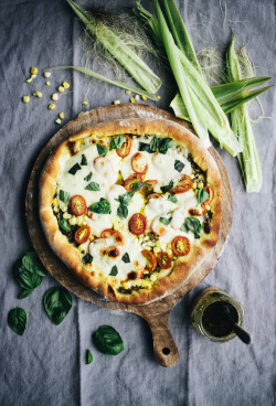 gastronomicgoodies:  Corn, Pesto and Tomato Pizza 