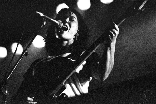 circusofsound:Kim Deal playing with the Pixies, Reading Festival 1990