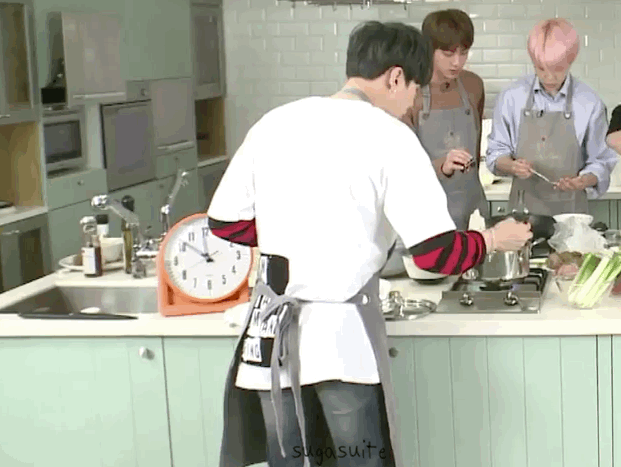 [GIF] 170523 V+ BTS RUN track 20: Cooking Show
“Perfect moment for that KDrama back hug
”