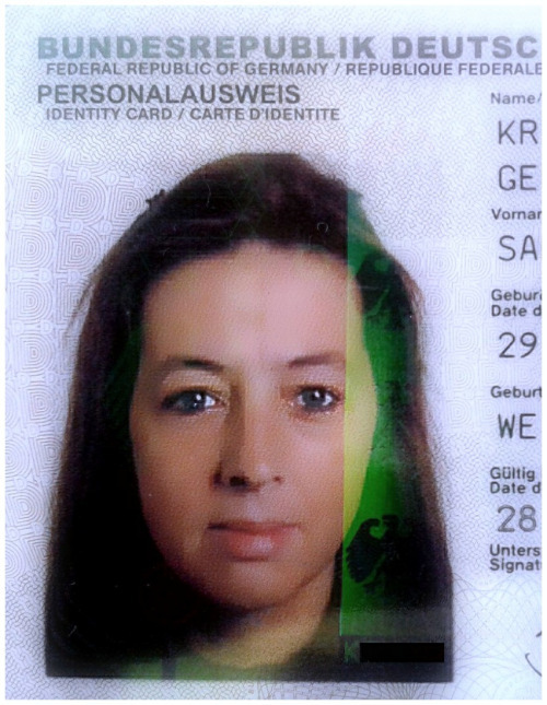 schlampenficker4:  eviljokerzero:  sandrasandy:  SANDRA  Wenn sie so unschuldig schauen