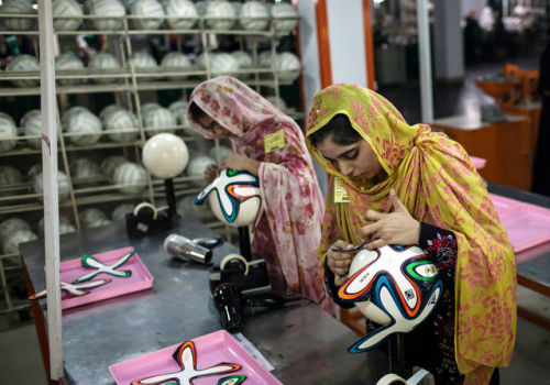 mehreenkasana: endlesswaveofwhat: mehreenkasana: The Pakistani women who make footballs for the Worl