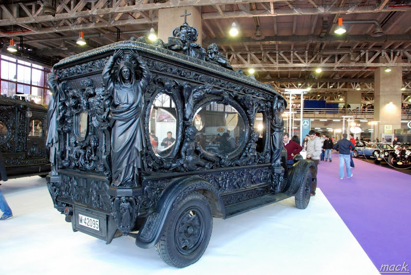 in-death-sacrifice:  kireikitsune:  10knotes:  Vintage and Antique Hearse Collection