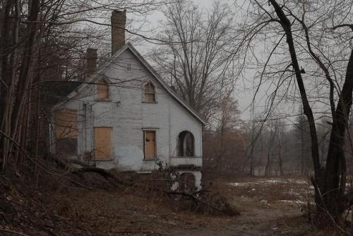 abandonedandurbex:An old abandoned building called “The Cedars” in Ontario Canada. [571