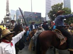 lapinchecanela:  Jinetes de Atenco en la marcha solidaria con Ayotzinapa 
