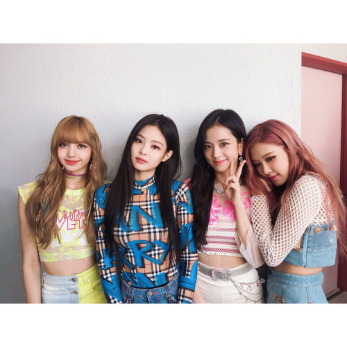 blackpinkofficial:[IG] 180722 blackpinkofficial: #BLACKPINK#foreveryoung#blink블링크 ✨ 언제나 큰 응원 고마