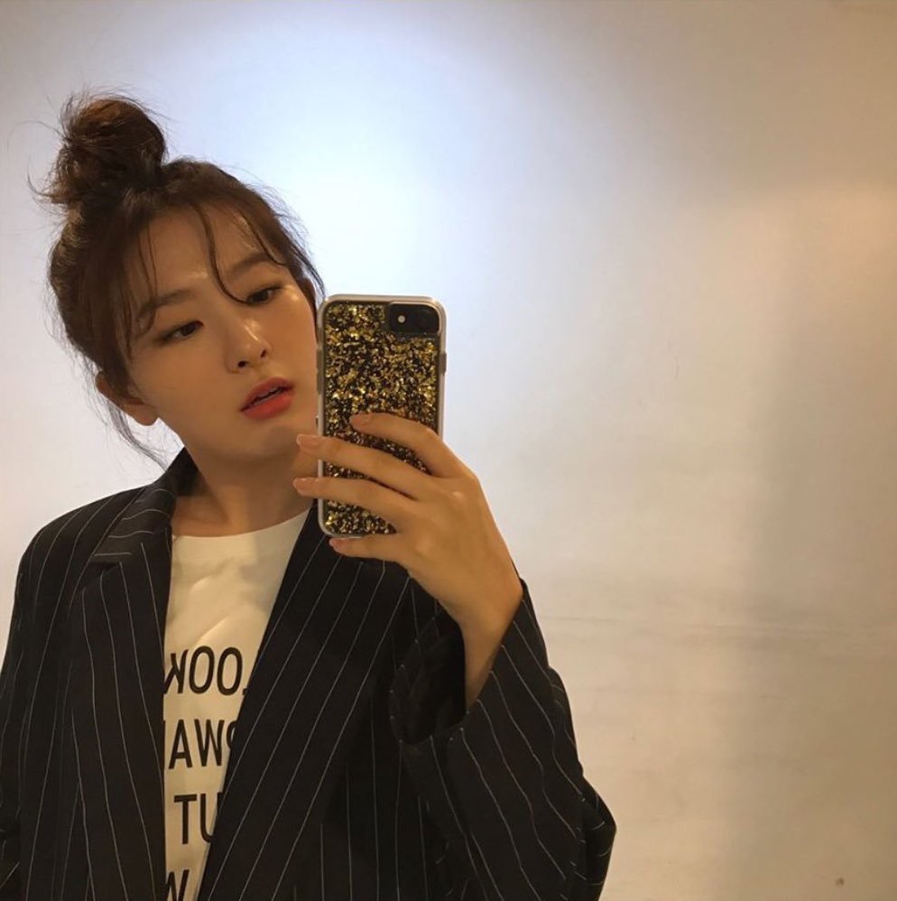 lq red velvet — invented mirrors, selfies, and mirror selfies