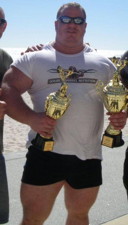 thebigbearcave:  hey joebear, miralo que chulo gran gordo!!! i think i remember I was asking about THIS guy!  any ideas??