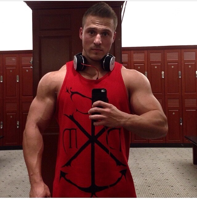straightalphamen:  Straight 21 muscle stud! 