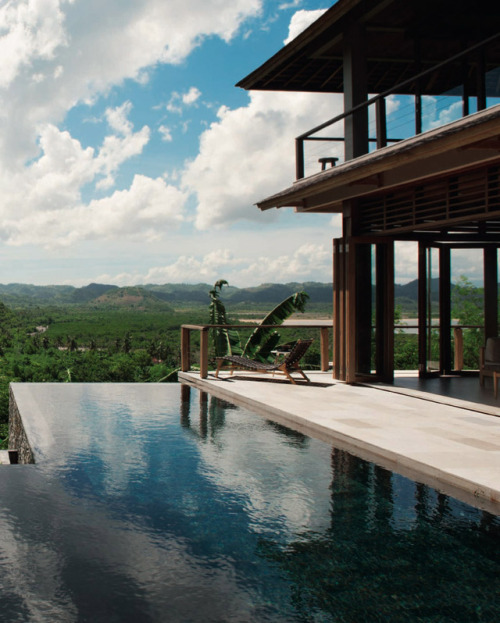 In Indonesia, on Lombok island, a stunning villa overlooks the jungle… and a breathtaking sun