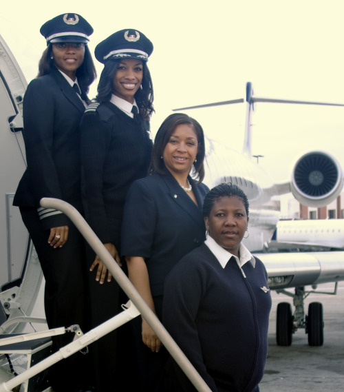 jesusandcarmex:  sourcedumal:  fuckyeahfamousblackgirls:   #History: First ALL Black Female Flight Crew The first US airline flight staffed by an all African-American female flight crew comprised of Captain Rachelle Jones, first officer Stephanie Grant