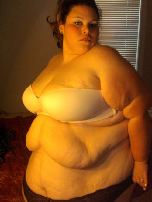 mycorspeisazombie:  fatandhot:  the incredibly hot ssbbw Sunni Smiles slowly undressing and showing 