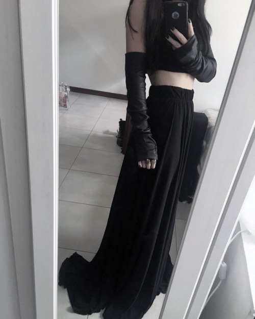 ilariabellomo:Wearing black jersey skirt and leather fingerless gloves