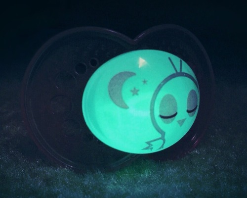 aaashweeee:my paci glows in the dark 🌟😊