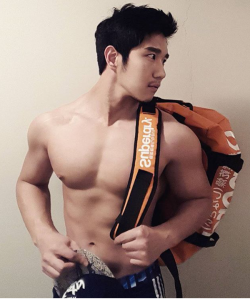 Evianguy: Hawt Asian Stud! 