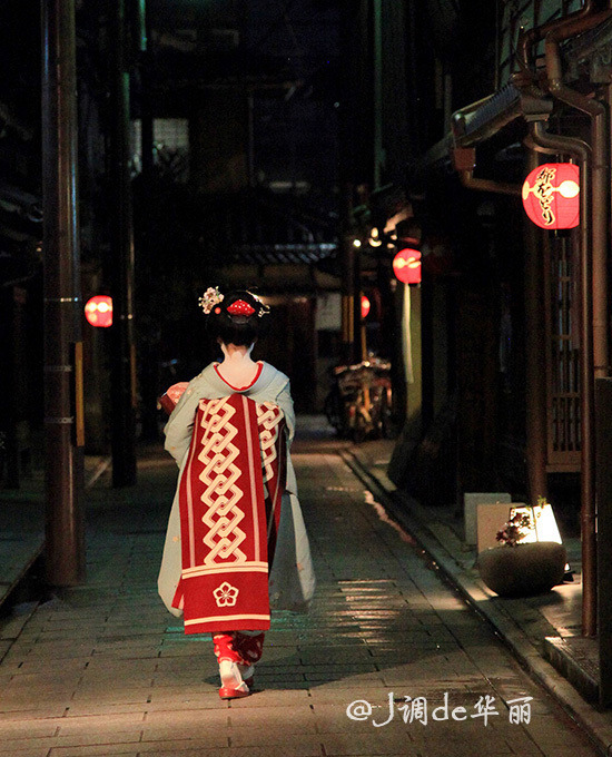 geisha-kai:  Maiko Mamemaru coming back home from April late night party (SOURCE)