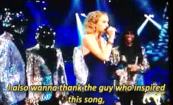 shoshanna-shapiro:Taylor Swift accepting her VMA for Best Female Video