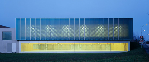 SALLE DE GYMNASTIQUE DOUBLEArchitects : Graeme Mann & Patricia Capua Mann Location: Borex, Suiss