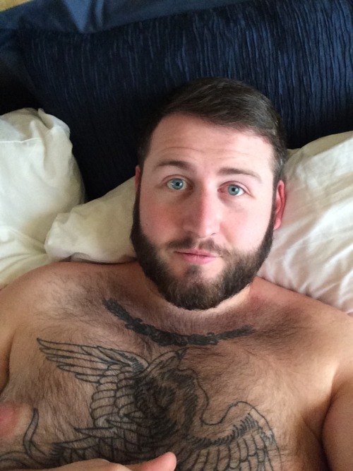 tophuriousrex:Hotel room diffused light nap time. So far I’ve done trade show stuff and blew 贄 on Titanic themed slots.