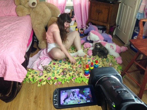 I had such a fun time shooting w crinklebug a couple weeks ago. I miss her tons and tons and can’t wait to see her again soon.   These two pics are behind the scene shots from a very cute age regression & Mommy/babygirl clip. Lainey was playing