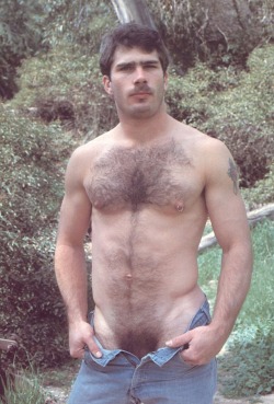 manlybush:  So so love his hairy body and bush  ❤️