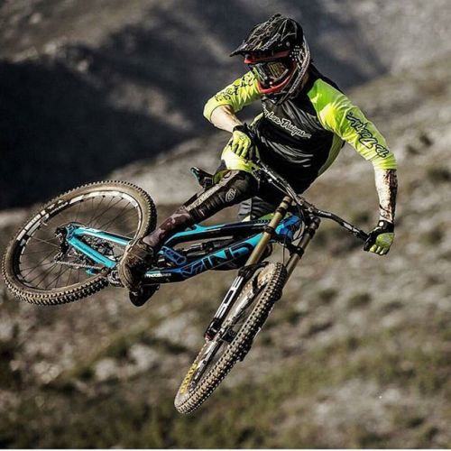 estrangedadventurer: Nice pic from @downhill_from_world Send me your mtb picture (direct). #mountai