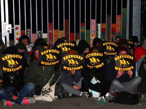 ready-to-fight:  50 Antifascists in Dortmund/Germany prevented a deportation of a 23 year old refugee by a sit-in today.  