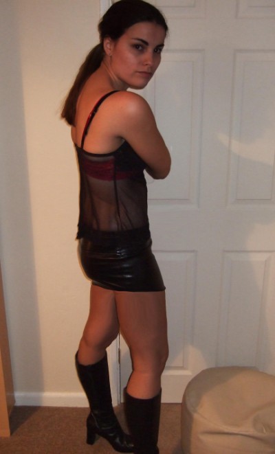 dirtybrunettewife: dirtybrunettewife:  hubby has gone out…but I’m horny for some cock ……will you com