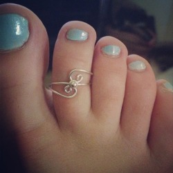 i-wear-my-heart-on-my-sleeve:  New toe ring from my store :))