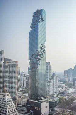 kellanium:  atalefhashem:  awesome-picz:    Thailand’s New Tallest Skyscraper Just Opened, But It Looks Like It’s Missing Some Pixels.  i’m gay for this building  AESTHETICC 