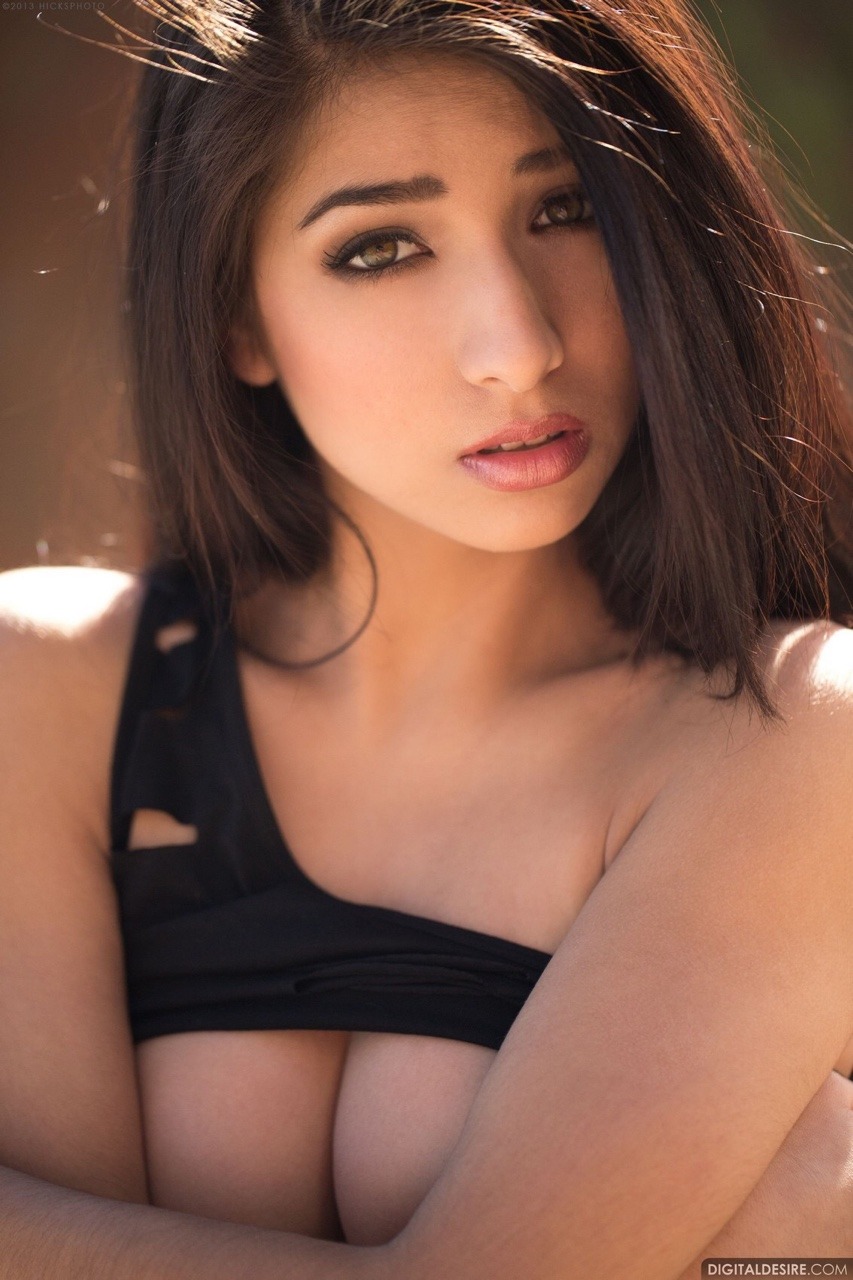 sexciiwomeninlingerie:  Megan just got in from a stroll around the block on a bright
