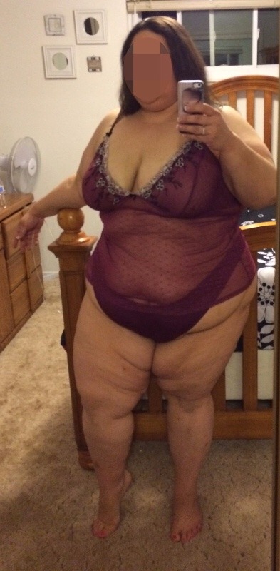 gigglebox80:  Happy Monday!!  #tiedwithabow   #bbwlingerie  #sexybbw