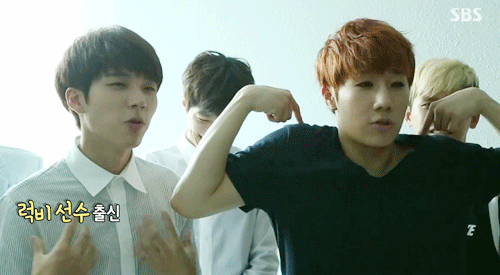 vvhiteconfession:  sunggyu imitating what a rugby player’s shoulders look like…