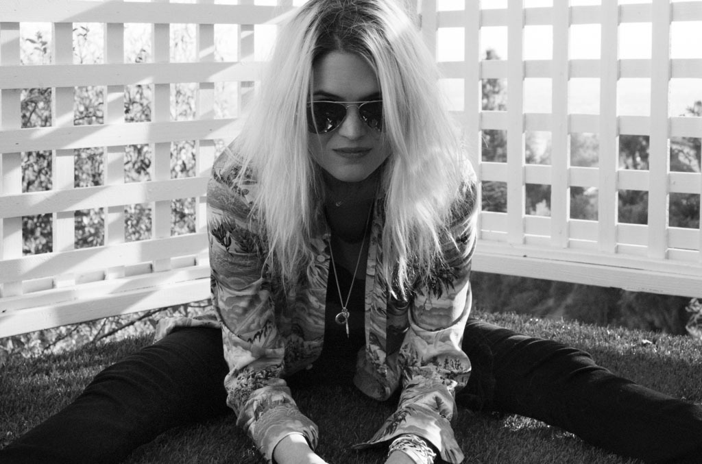 implantedvisions:  Alison Mosshart  Cool girl 😍