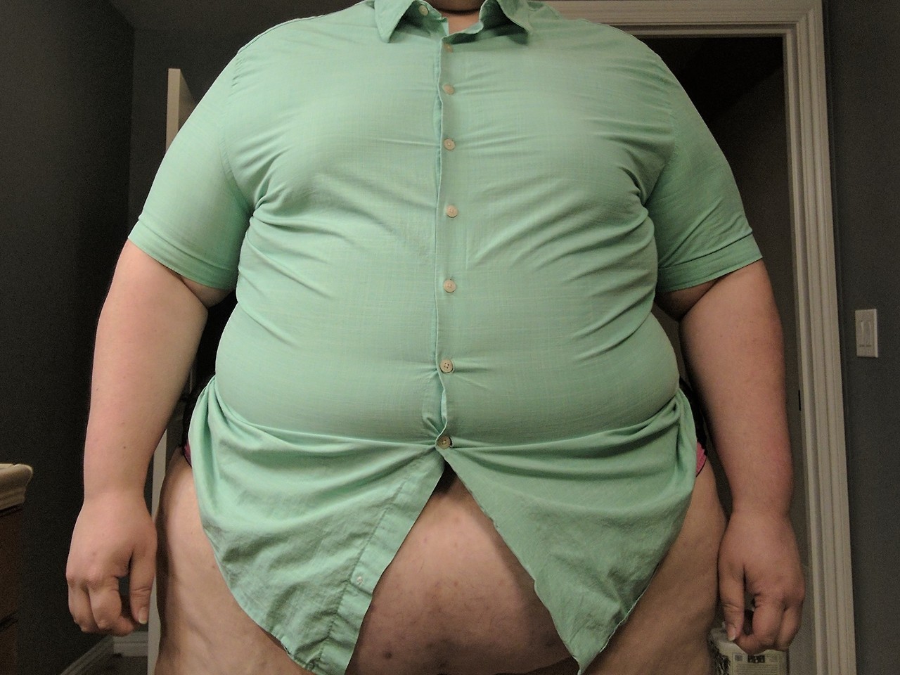 At first I was like, love that belly, and then I noticed those hips poking out behind