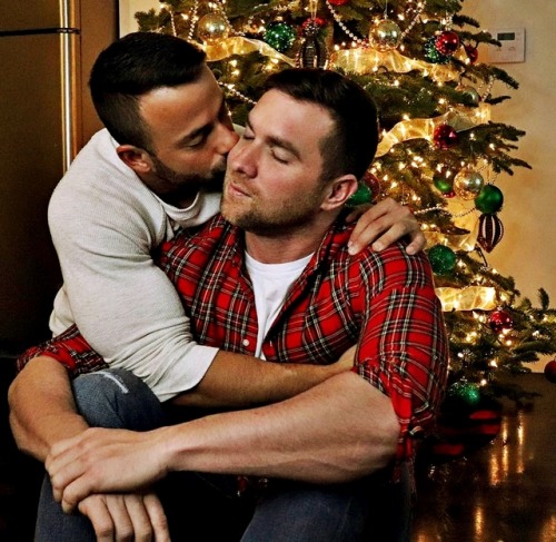 cutegayscouple:Merry Christmas beautiful people!! I wish that this holiday will bring so much love and happiness, and joy to your lives, and your loved ones, ENJOY!!!