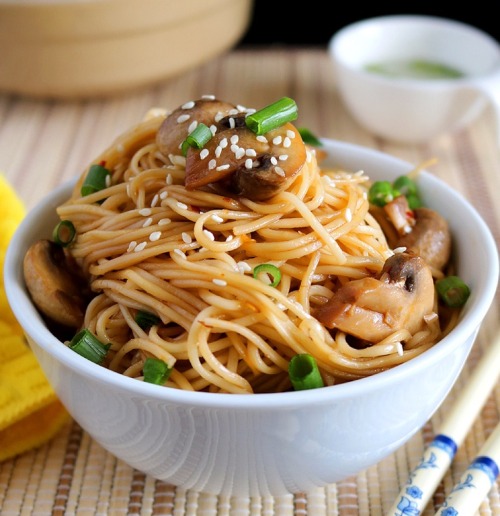 avocadotoastaddicted:Vegan sesame chilli mushroom noodlesrevisfoodography.com/2015/12/sesame-