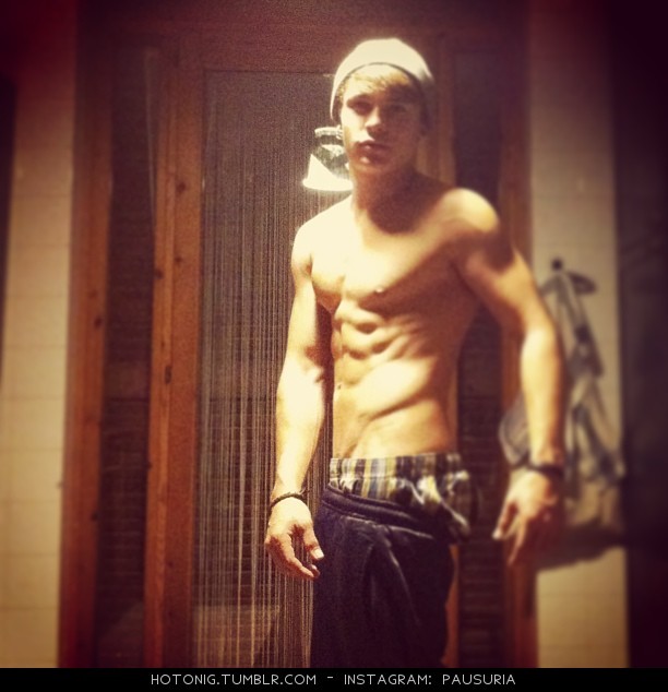 those-cute-boys:  2822leroy:  hotonig:  @pausuria  Please be gay. http://2822leroy.tumblr.com/