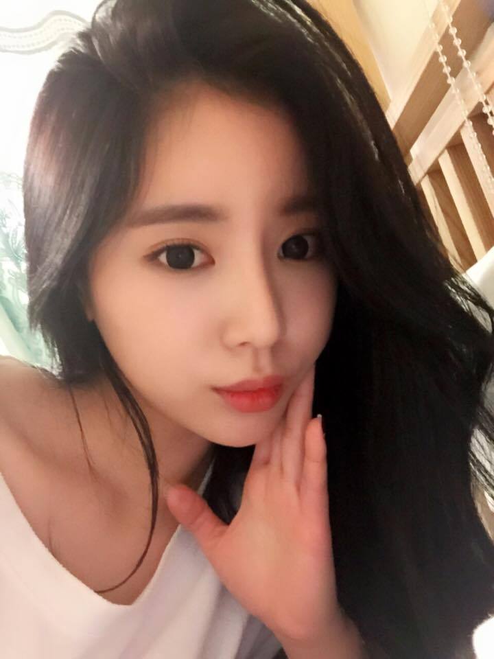 korean-dreams-girls:JungYeon - Selca
