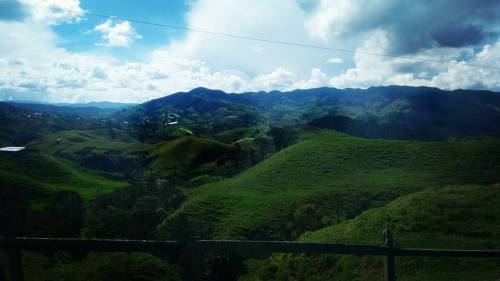de-tras-de-una-sonrisa:  Esos paisajes de mi pais #colombia #travel #viaje #color #paisaje #natural #nature #naturaleza #green #blue #white   (en San Martin Bello Antioquia) 
