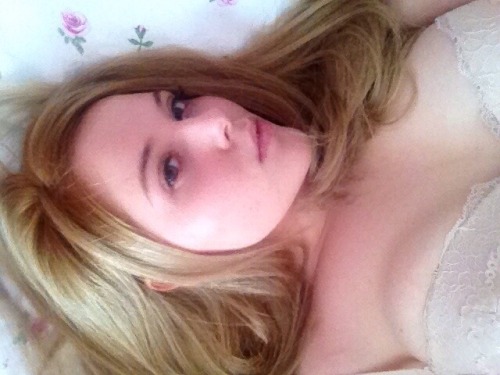 angelic-corpse:  cherub on her cloud